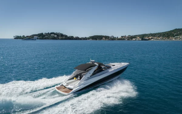 SUNSEEKER SUPERHAWK 43 – 13M – 8 Passagers**