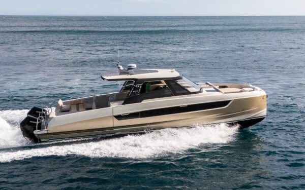 YOT 41 - 12M - 8 Passagers**